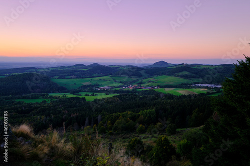 Sonnenuntergang am Pferdskopf im Herbst  Biosph  renreservat Rh  n  Hessen  Deutschland.