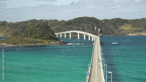 晴天の角島大橋とコバルトブルーの海
