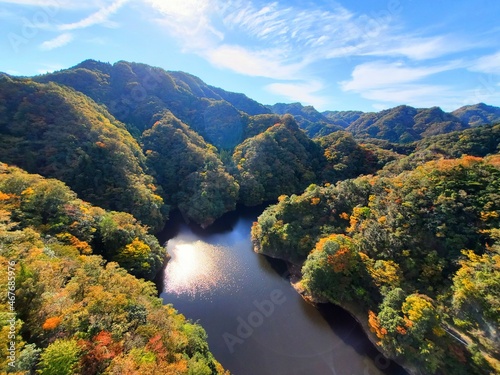 紅葉前の山並みと川