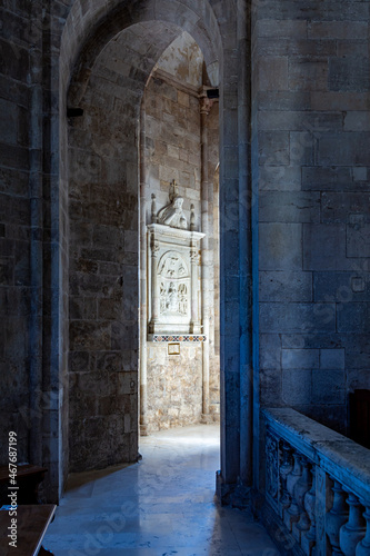 Obraz na płótnie inside of an ancient catholic chirch w salonie