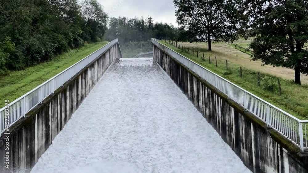 Überlauf einer Talsperre. Hochwasser 2021. Flutkatastrophe NRW. Folgen des Klimawandels Überlauf einer Talsperre. Hochwasser 2021. Flutkatastrophe NRW. Folgen des Klimawandels