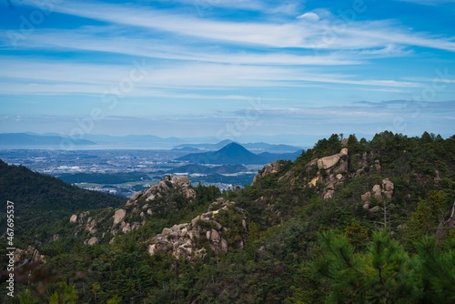 竜王山からの眺望　青い空と筋雲 © 下新原　崇