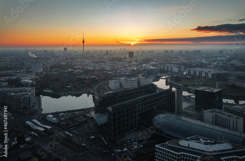 Wall Mural Hauptbahnhof in berlin bei sonnenaufgang und fehrnseherturm im hintergrund