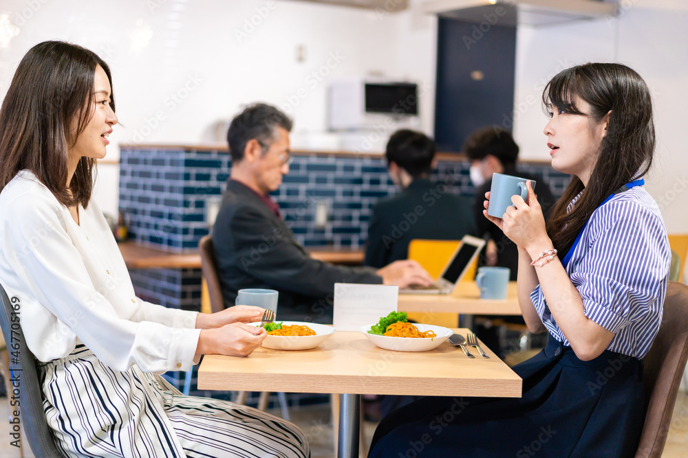 オフィスのカフェテリアのランチを食べる社員 オフィスのカフェテリアのランチを食べる社員