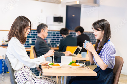 オフィスのカフェテリアのランチを食べる社員