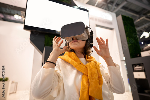 Konstfotografi Woman uses virtual reality glasses