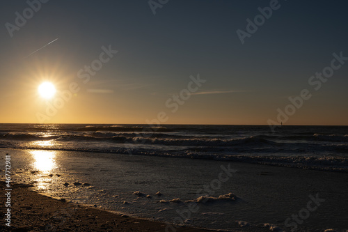 Sonnenuntergang am Strand von Sylt mit brillantem Farbenspiel