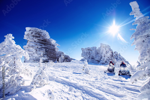фотографія Polar arctic snow mountains with sun light