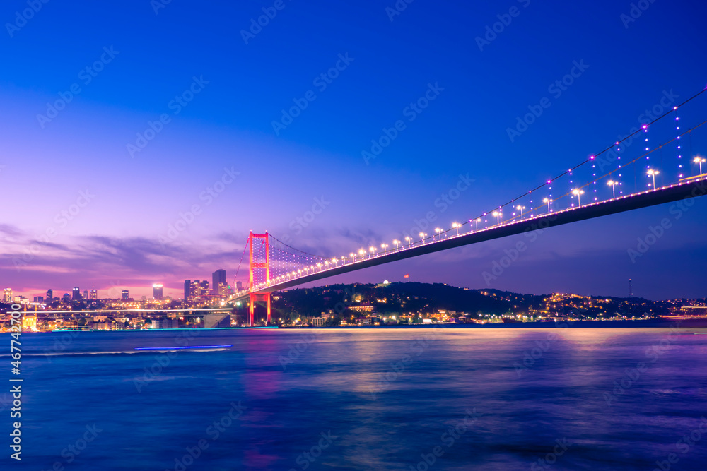 Naklejka premium Bosphorus Bridge (July 15 Martyrs Bridge) night views in Istanbul