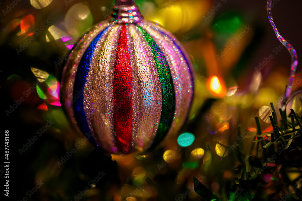 Obraz premium Colorful Christmas ball on a festive tree. Bokeh. Blurred background. Shallow depth of field. Macro. Soft focus 