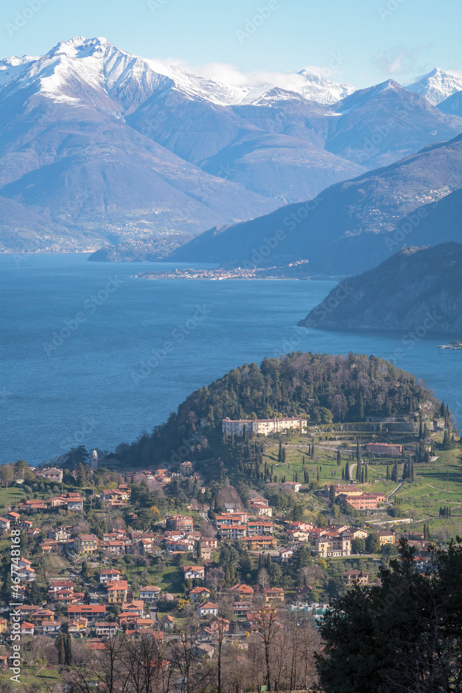 Bellagio, Como. Panorama del promontorio con Villa Serbelloni verso il lago 