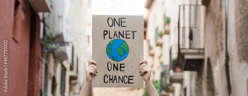 Foto Demonstrator on the city protesting against climate change and pollution - Globa