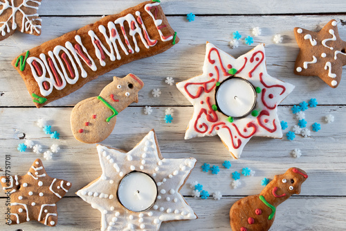 Fotografija biscotti e decorazioni natalizie