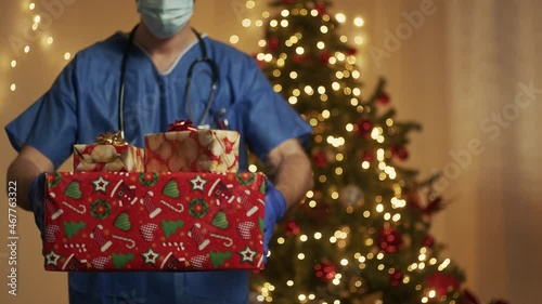 Giovane medico consegna pacchi di Natale photo