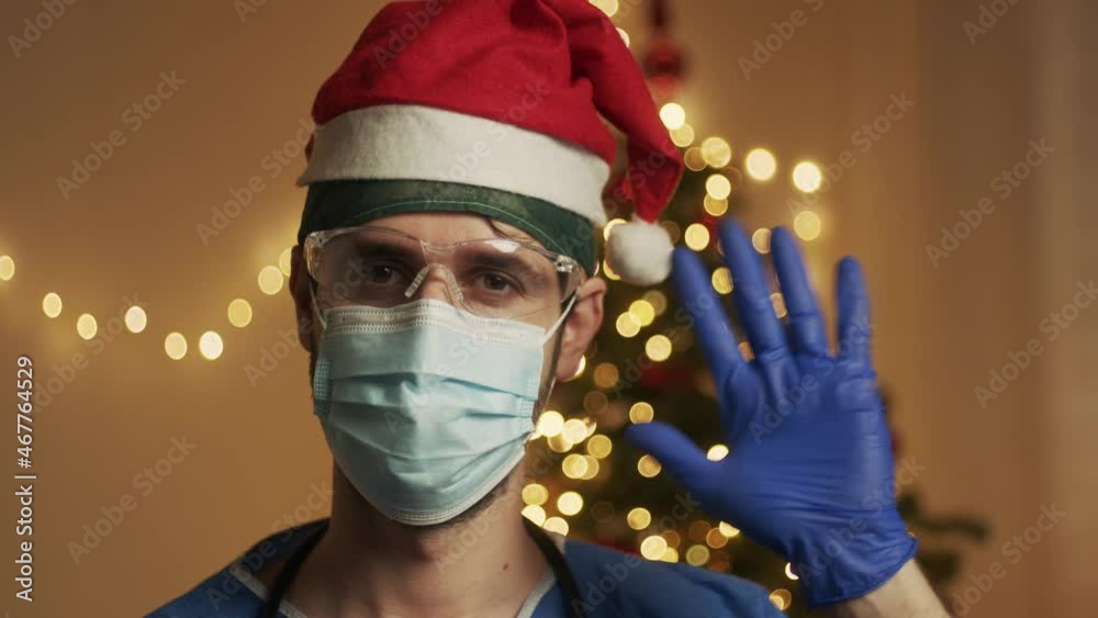 Giovane medico saluta in camera per il Natale