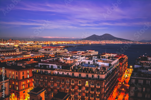 Panorama al tramonto sul porto di Napoli, Italia