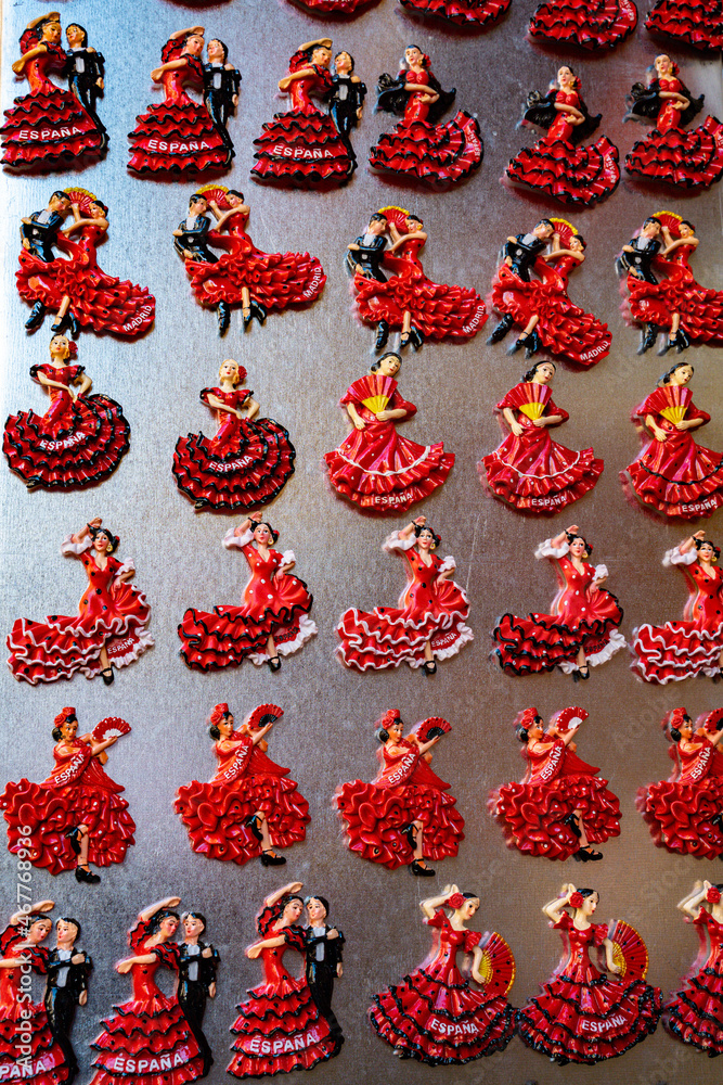 Imanes con forma de bailarina flamenca con vestido colores rojo y lunares negros y blancos, souvenir típico de España.