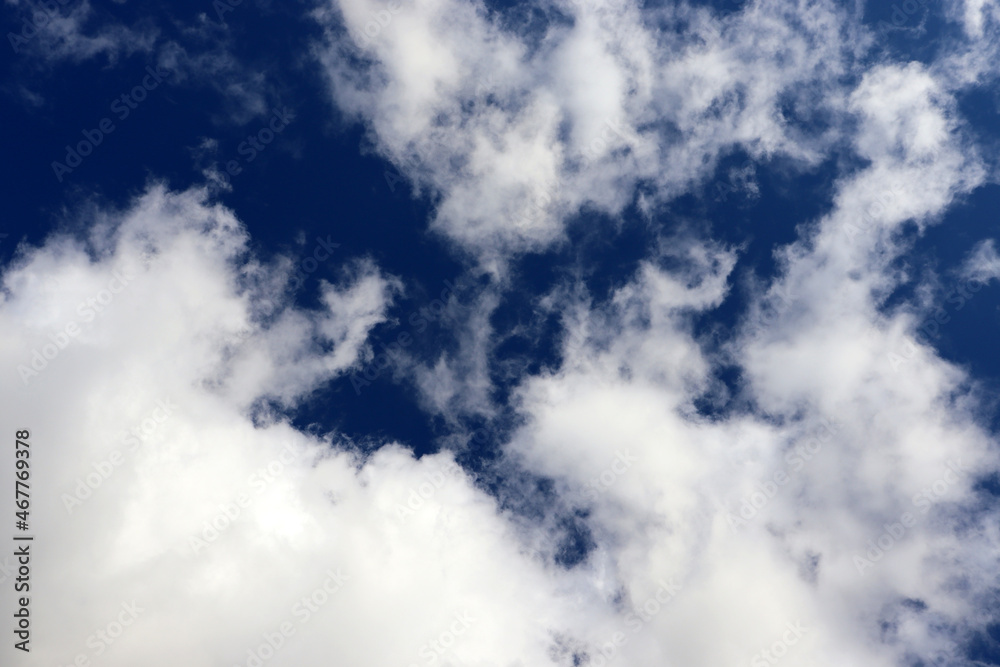 Obraz premium Blue sky with white clouds. Summer weather background