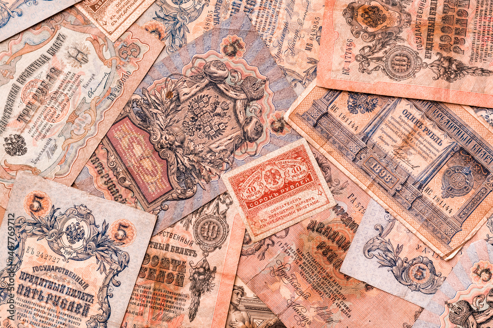Obraz premium Chaotically scattered old worn ruble banknotes of royal russia. Top view