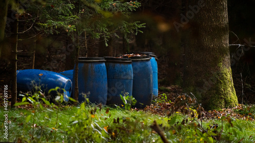 Blaue Fässer im Wald  © Marc