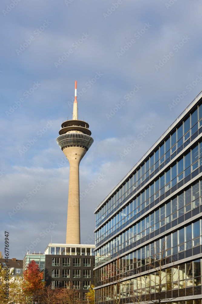 rheinturm und stadtor in düsseldorf, nrw , deutschland rheinturm und stadtor in düsseldorf, nrw , deutschland