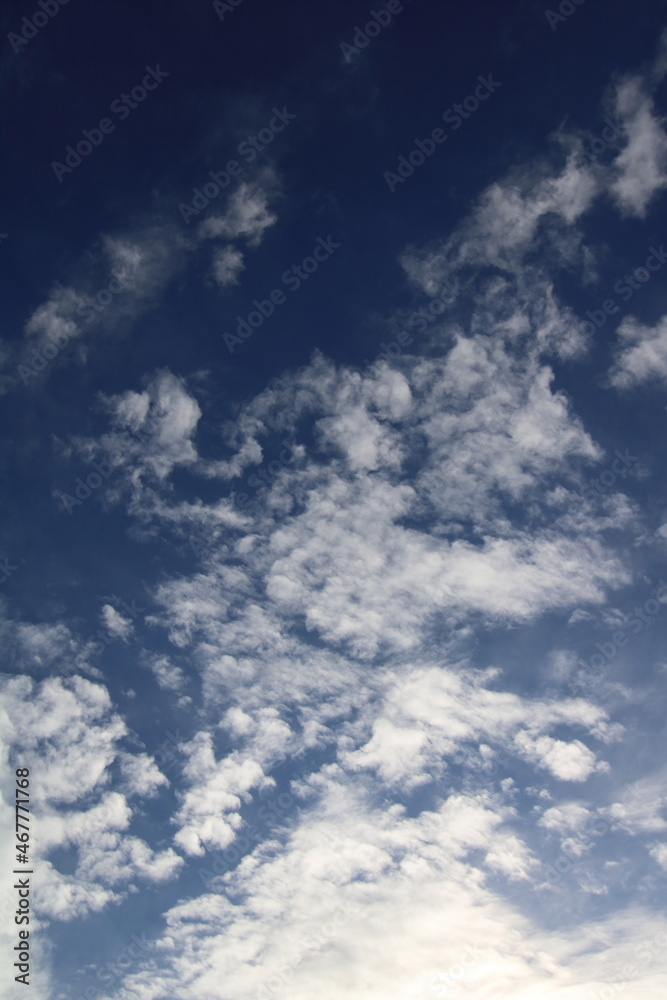 Fototapeta premium Cielo azul con nubes medias.