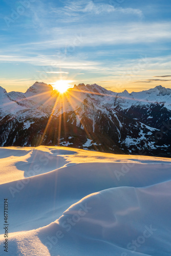Sonnenuntergang in den Verschneiten Alpen