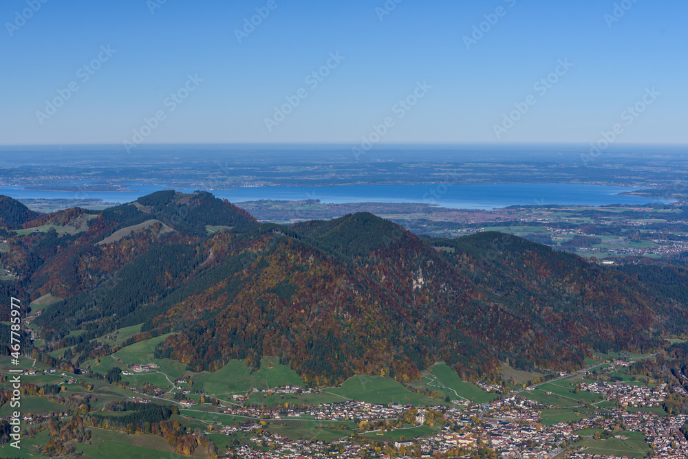 Blick vom Rauschberg im Chiemgau bei Sonnenschein, blauem Himmel  und guter Fernsicht