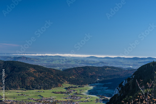 Blick vom Rauschberg im Chiemgau bei Sonnenschein, blauem Himmel und guter Fernsicht