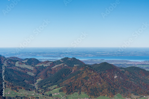 Blick vom Rauschberg im Chiemgau bei Sonnenschein  blauem Himmel  und guter Fernsicht