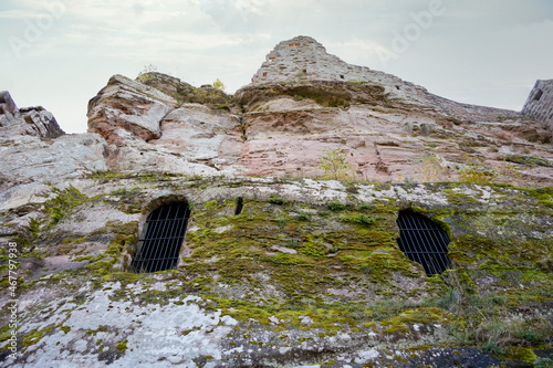 Die hässliche Fratze eines Burgkerkers in den Nordvogesen photo