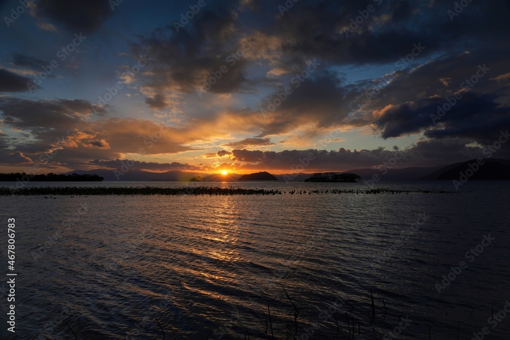 Obraz premium 琵琶湖に沈む幻想的な夕日の情景＠滋賀