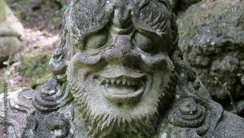 邪な笑いを浮かべる悪魔の石像