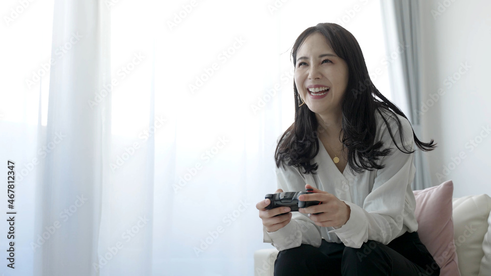 テレビゲームで遊ぶ女性 テレビゲームで遊ぶ女性