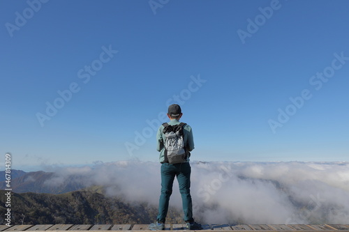 高所から地平線を眺める登山者