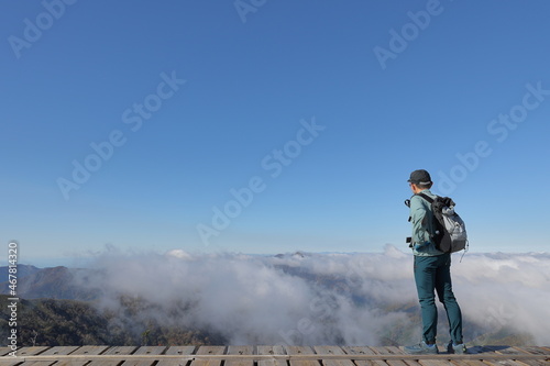 地平線を眺める登山者