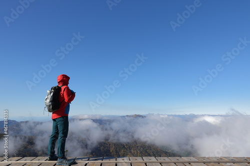  山の風景を眺める登山者