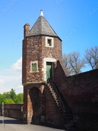 Alter Wachturm an der Stadtmauer in Zons photo