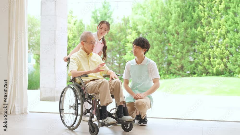 高齢者を介護するヘルパー