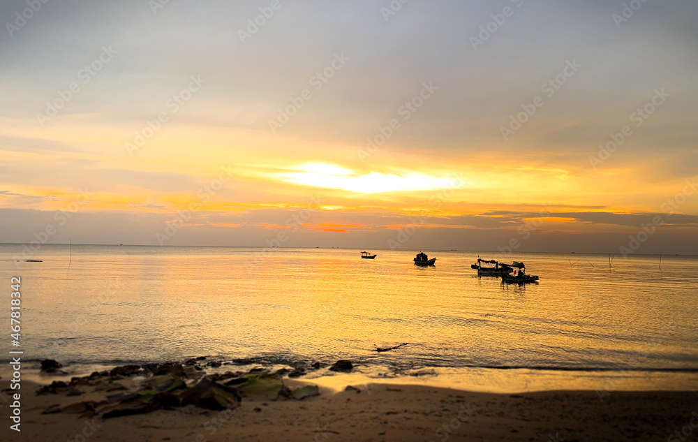 Naklejka premium sunrise on the Vietnamese Phu Quoc sea