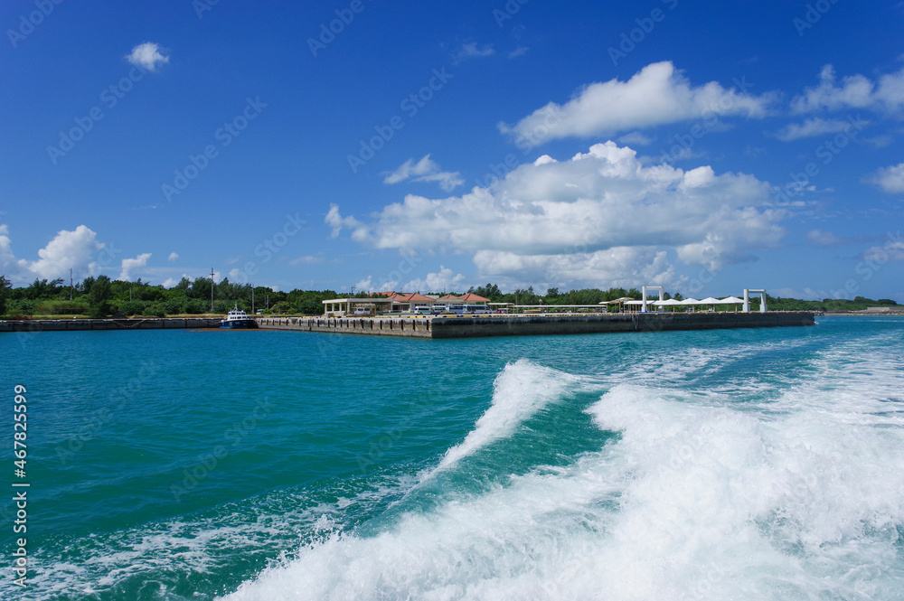 Fototapeta premium 竹富島桟橋を出航した高速客船