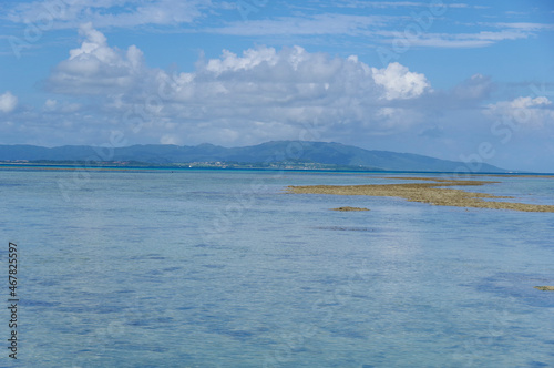 竹富島から眺める小浜島と西表島