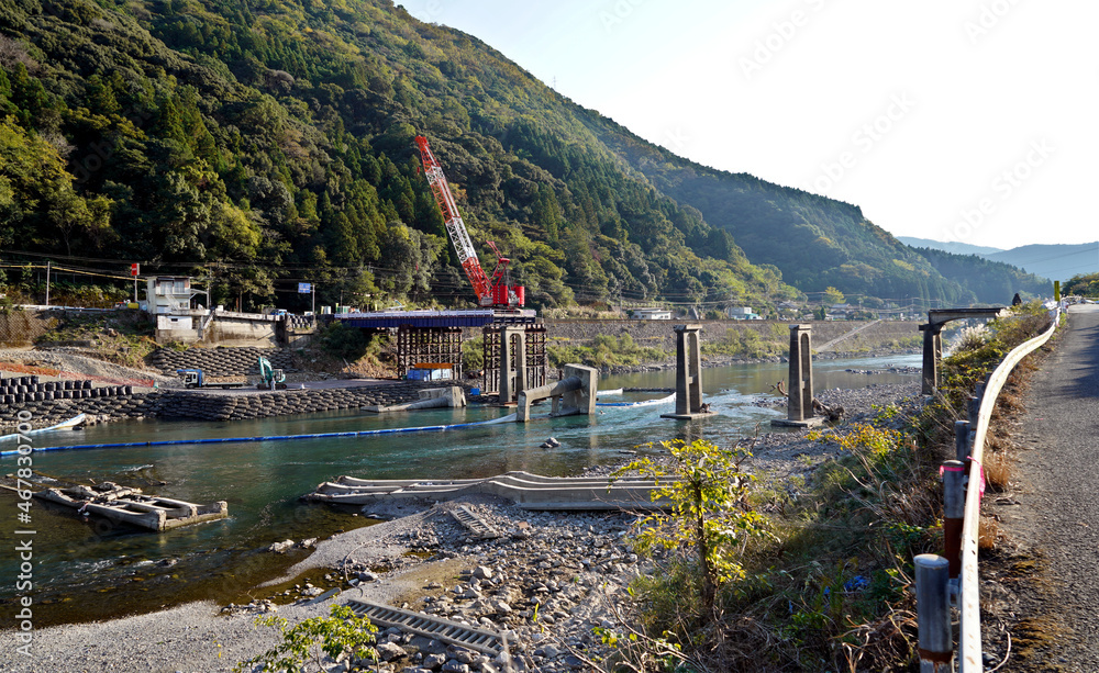 球磨川の氾濫で流出した神瀬橋の解体作業風景、2020年7月の熊本豪雨災害で壊れた橋の撤去作業
