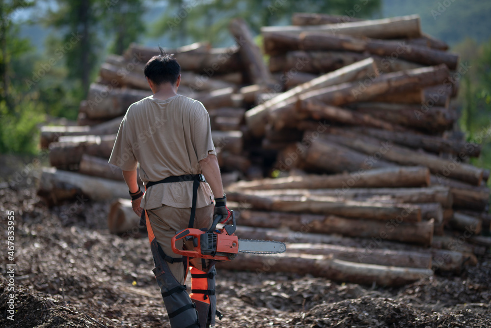 © imagenavi - Man Having Chain Saw © imagenavi - Man Having Chain Saw