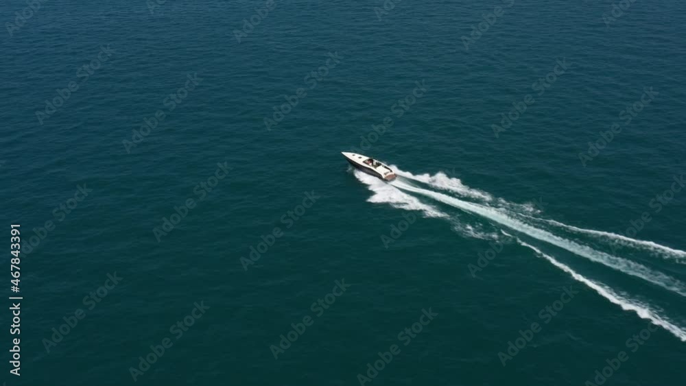 Boat264Large speed boat of white color movement on the water top view. Expensive, luxury, high-speed boat moving on the water top view. Luxurious big boat fast diagonal movement on blue water, aerial Boat264Large speed boat of white color movement on the water top view. Expensive, luxury, high-speed boat moving on the water top view. Luxurious big boat fast diagonal movement on blue water, aerial