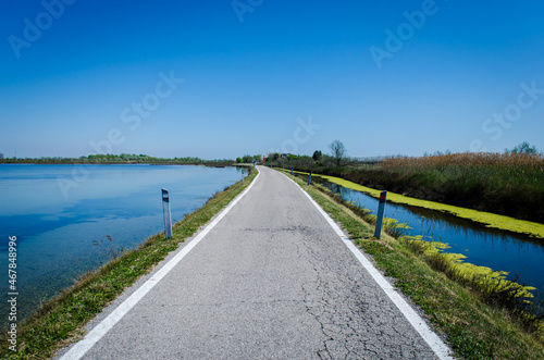 Una piccola strada che attraversa il paesaggio della Laguna nord di Venezia vicino a Lio Piccolo
