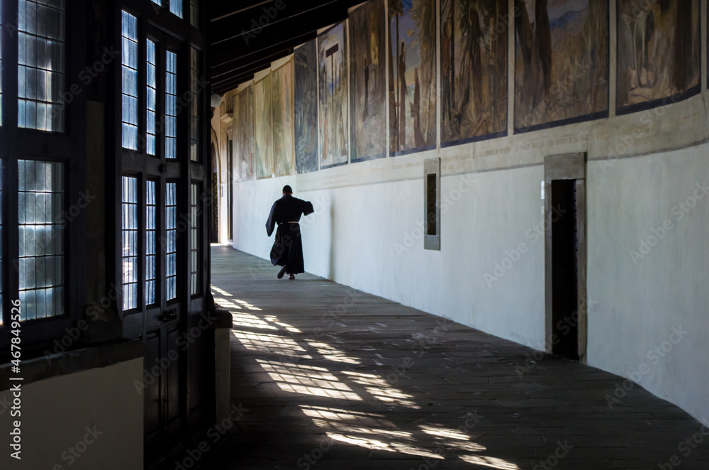 Un frate cammina in un corridoio delSantuario della Verna punto di partenza della Via di Francesco