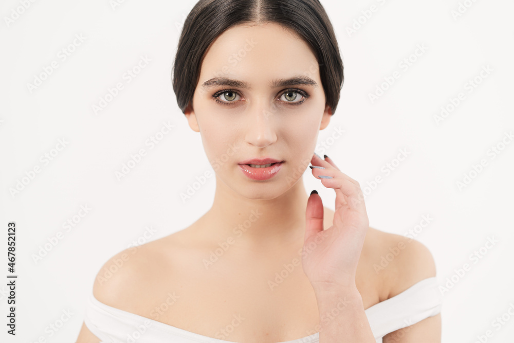 The model looks straight into the camera, holding his hand to his face. Harmony with yourself. Young girl with a natural look. The model looks straight into the camera, holding his hand to his face. Harmony with yourself. Young girl with a natural look.