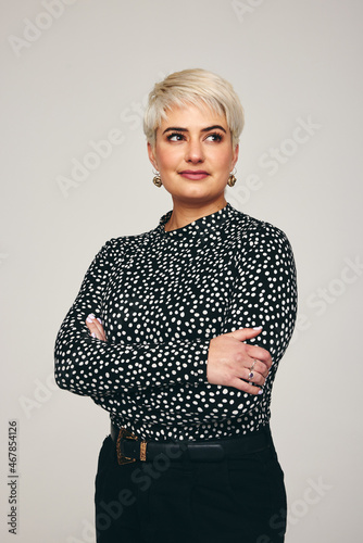 Foto Blonde woman standing alone in a studio