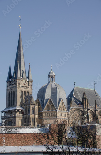 Der Aachener Dom, auch Hoher Dom zu Aachen, Aachener Münster oder Aachener Marienkirche, ist die Bischofskirche des Bistums Aachen